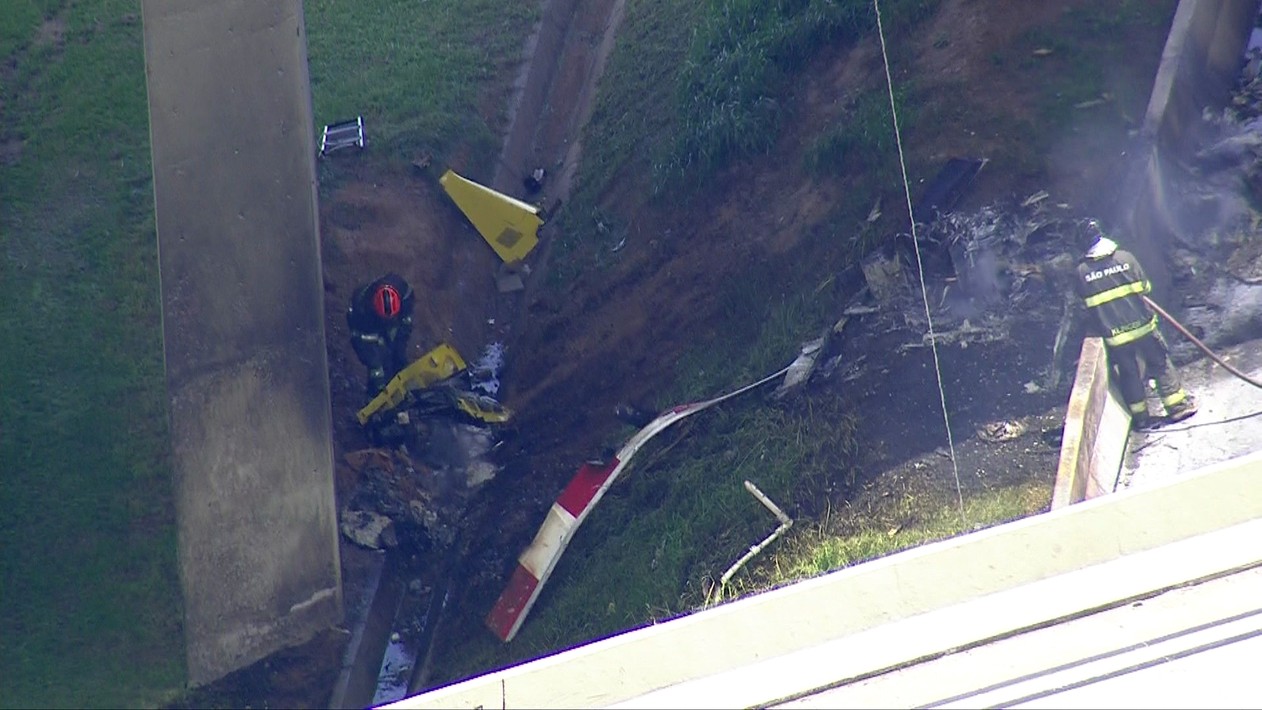 Bombeiros recolhem pe&ccedil;as do helic&oacute;ptero que caiu na Anhanguera - Foto: TV Globo/Reprodu&ccedil;&atilde;o
