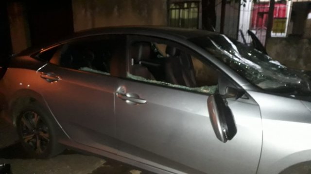 Carro de vereadora, estacionado perto da agência, foi destruído a tiros - Foto: Divulgação