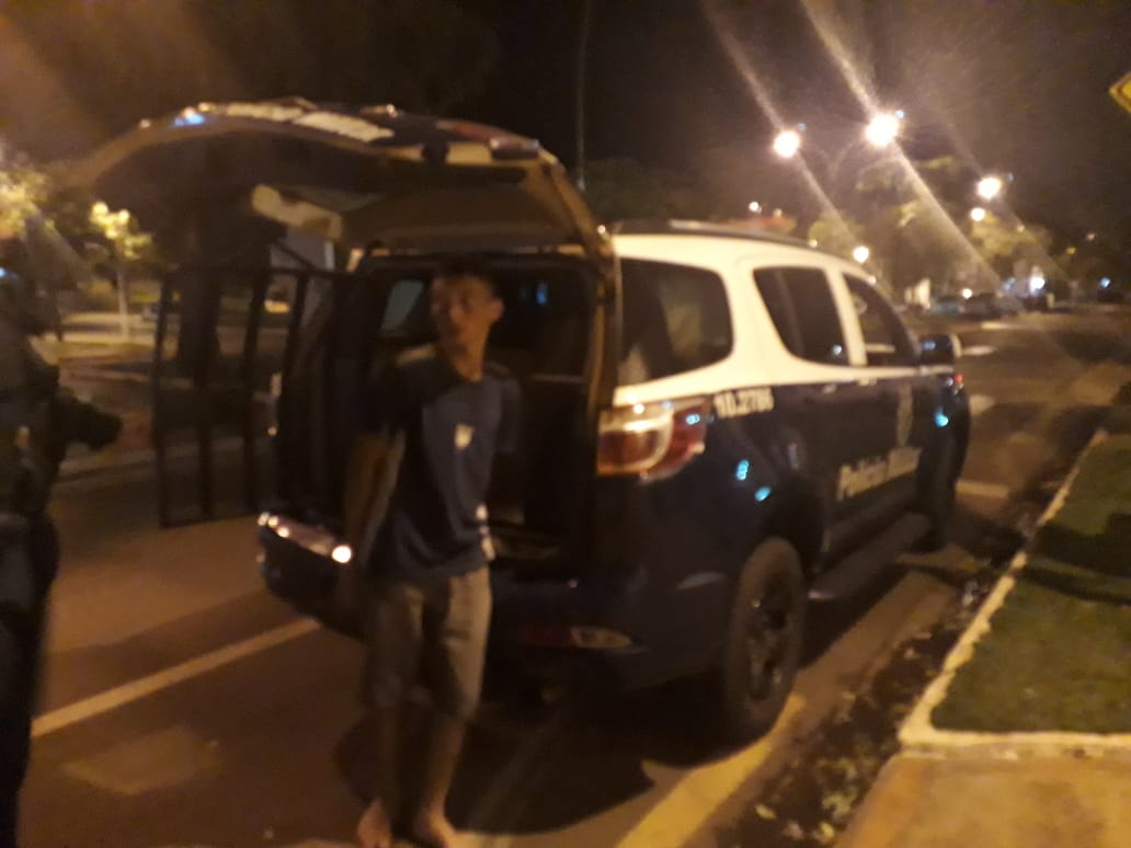 Momento em que o acusado chegava na Delegacia - Foto: Jornal da Nova