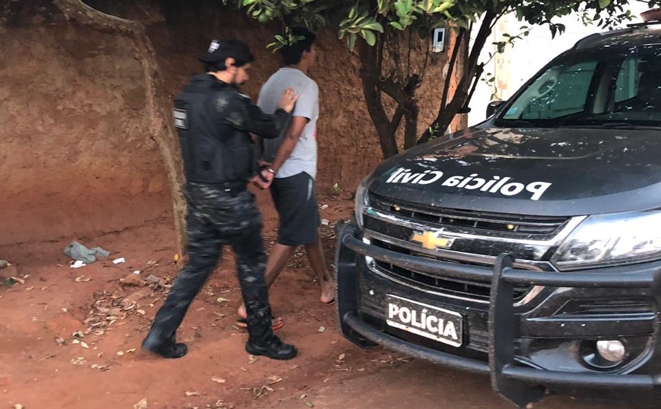 Momento em que um dos suspeitos &eacute; preso - Foto: PC-MS/Divulga&ccedil;&atilde;o