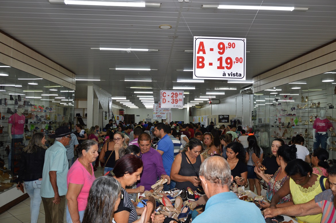 Bancas de cal&ccedil;ados com pre&ccedil;os de R$ 9,90 at&eacute; R$ 149,90 - Foto: Jos&eacute; Ant&ocirc;nio de Andrade/Jornal da Nova