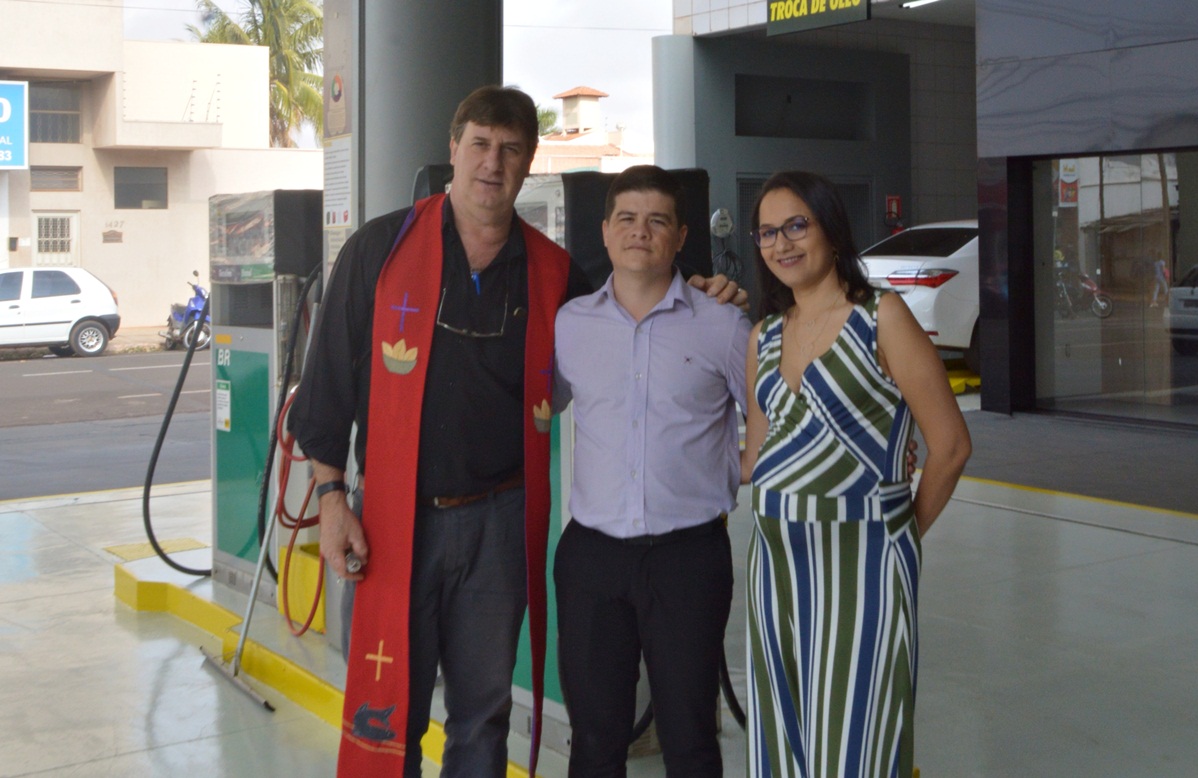 Casal Jailton e Aline, com Padre Itacir Gasparetto &ndash; Foto: Jos&eacute; Ant&ocirc;nio de Andrade/Jornal da Nova