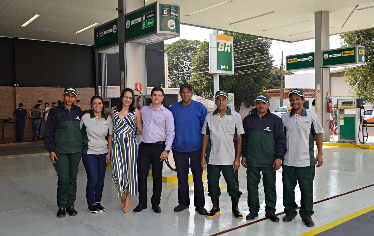 Casal Jailton e Aline com os colaboradores do Auto Posto Ma+s &ndash; Foto: Jos&eacute; Ant&ocirc;nio de Andrade/Jornal da Nova