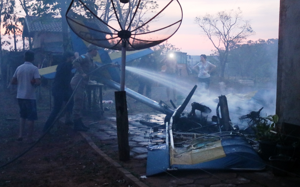 Ap&oacute;s queda ultraleve pegou fogo - Foto: Ivinoticias