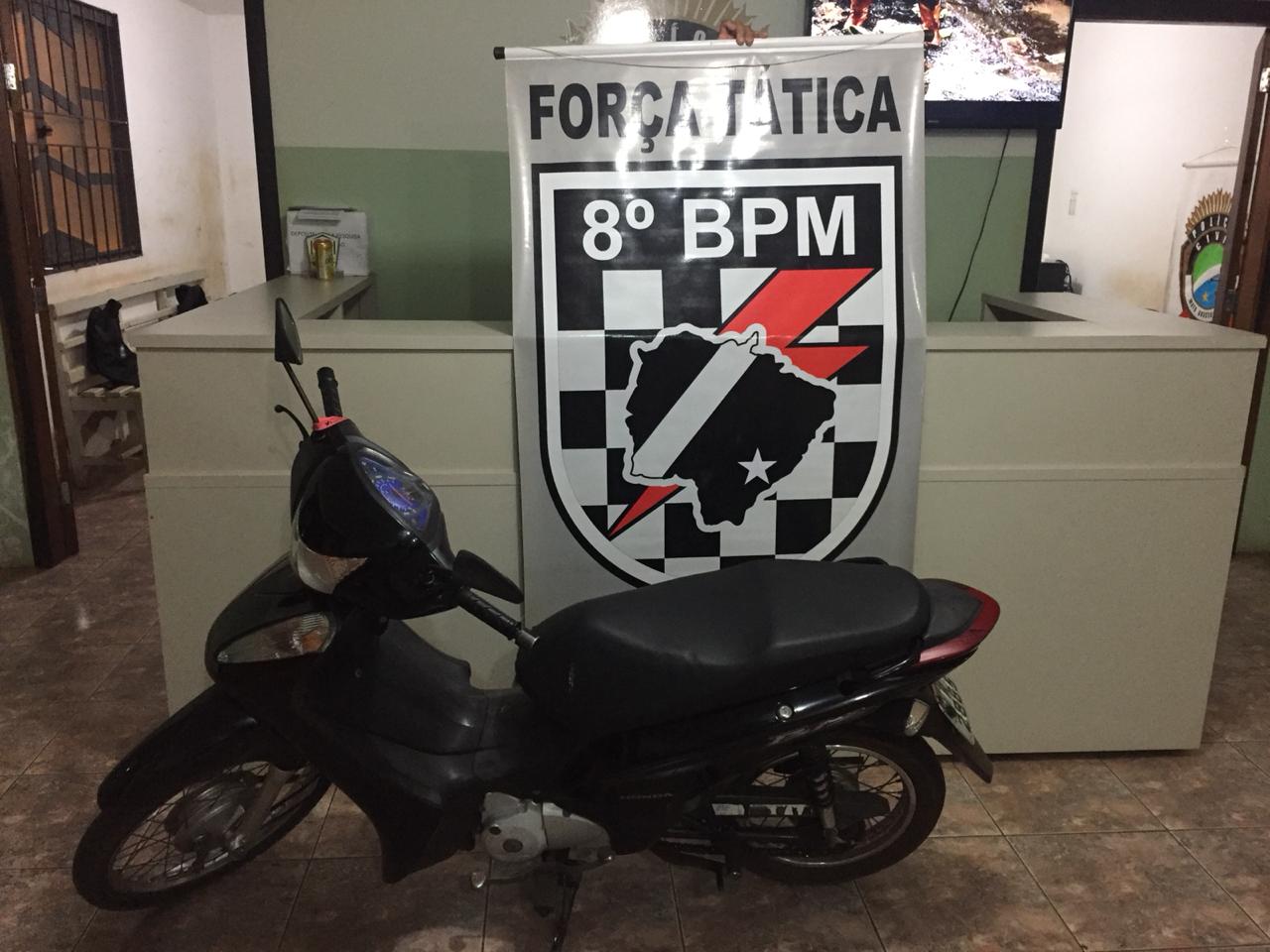 Motoneta apreendida com a dupla durante a a&ccedil;&atilde;o policial &ndash; Foto: Pol&iacute;cia Militar/Divulga&ccedil;&atilde;o