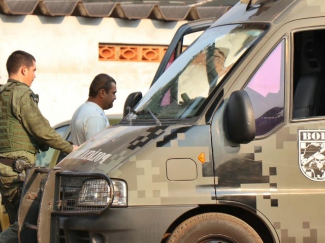 Edson Firmino dos Santos (de camiseta branca) tamb&eacute;m j&aacute; era conhecido da pol&iacute;cia e foi preso hoje, durante a opera&ccedil;&atilde;o - Foto: Henrique Kawaminami