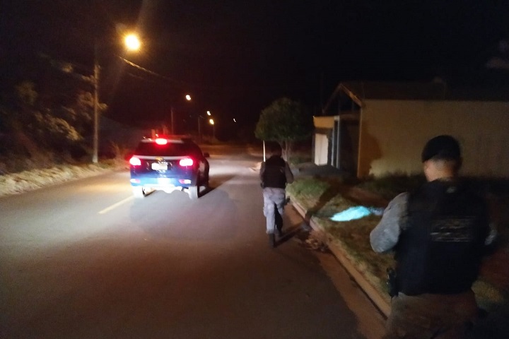 Policiais fazendo varredura no local em que Edgar passou arremessando os objetos - Foto: Jornal da Nova