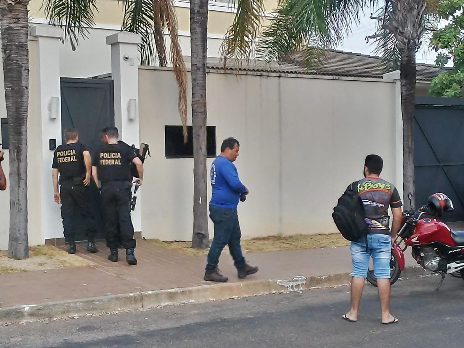 Agentes da PF entrando na casa do ex-governador Marcelo Miranda, em Palmas - Foto: Ana Paula Rehbein/TV Anhanguera