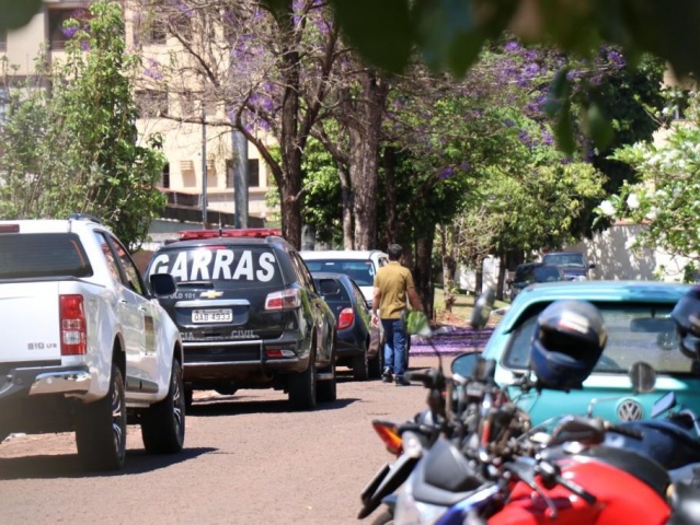 Movimentação em condomínio onde mora Jamil Name nesta manhã, quando equipes do Gaeco, Garras e Choque foram até o local para prender o empresário - Foto: Henrique Kawaminami