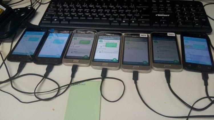 Celulares conectados a computador fazem envio de mensagens de WhatsApp em massa com a ajuda de robôs - Foto: Reprodução
