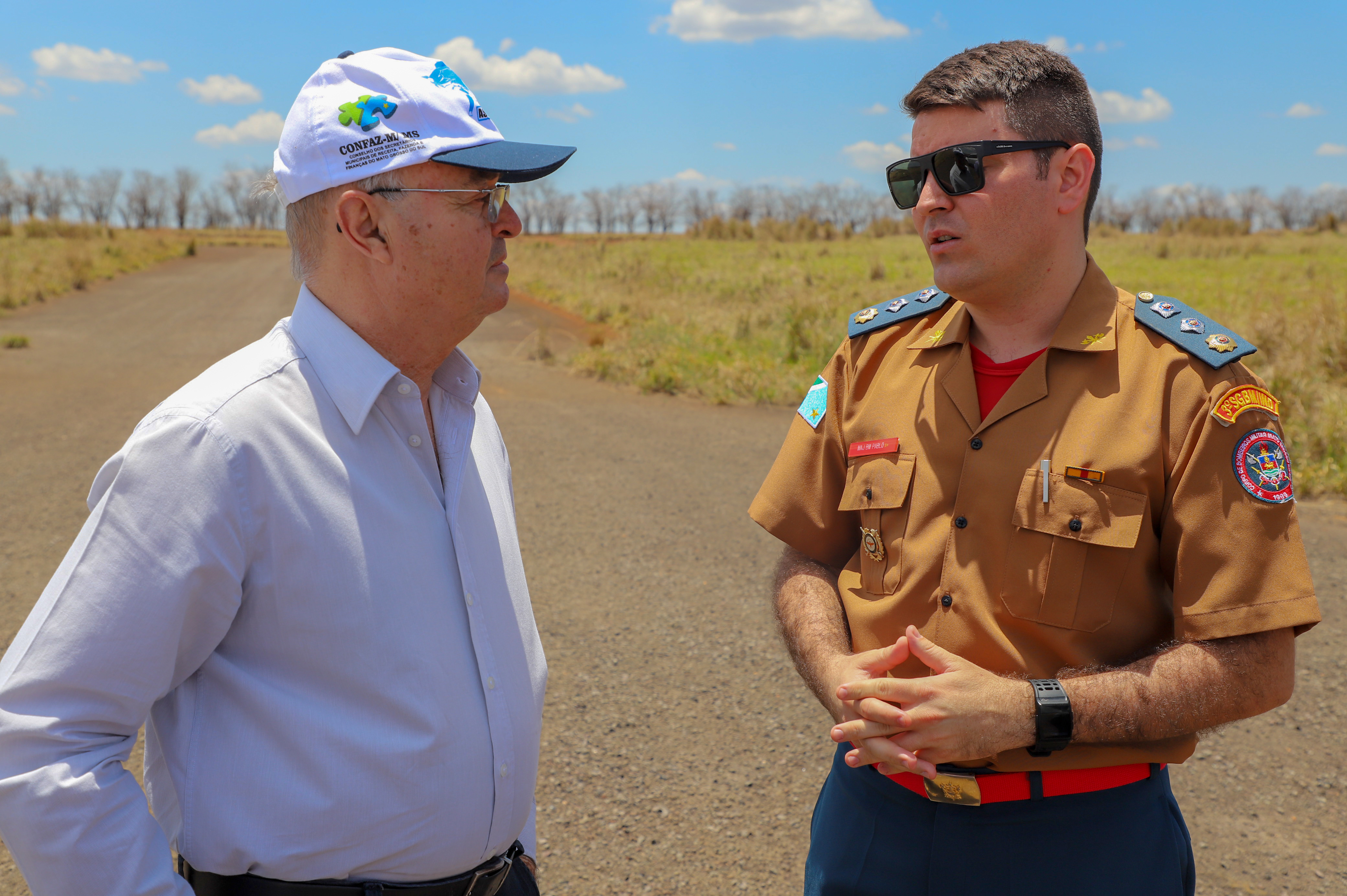 Prefeito Gilberto Garcia e major Pablo, comandante dos Bombeiros de Nova Andradina - Foto: PMNA/Divulga&ccedil;&atilde;o