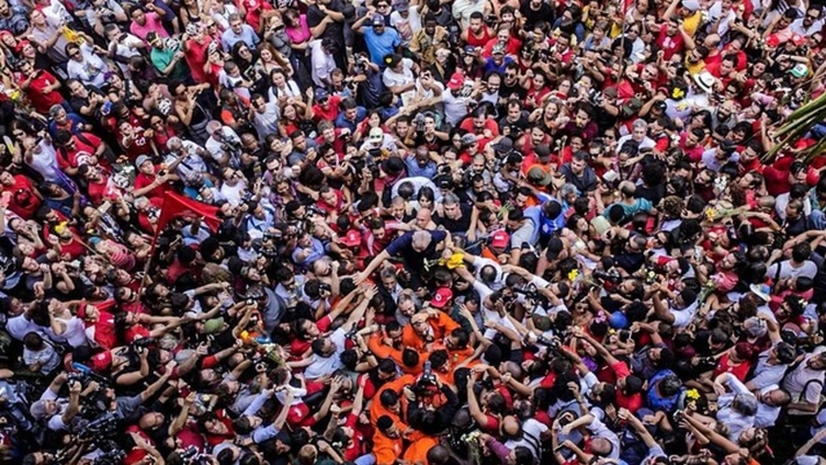 Lula &eacute; carregado pelo povo ap&oacute;s discurso em S&atilde;o Bernardo &ndash; Foto: Francisco Proner/Farpa Coletivo