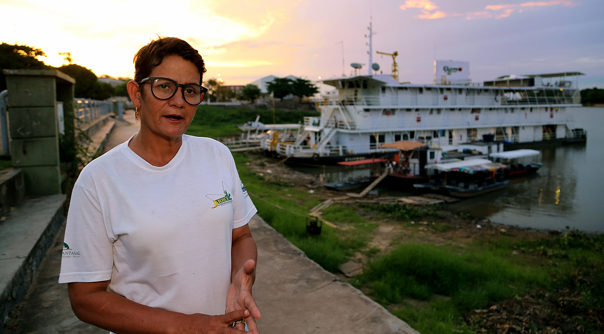 Joice Santana, no porto-geral de Corumbá: “Se tem o peixe, o pescador prefere o Pantanal” - Foto: Edemir Rodrigues