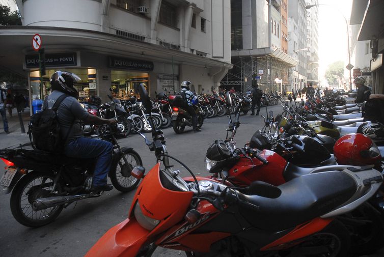 O preço do seguro para motocicletas caiu para R$ 12,25. Para automóveis, passou para R$ 5,21 - Foto: Arquivo/Agência Brasil