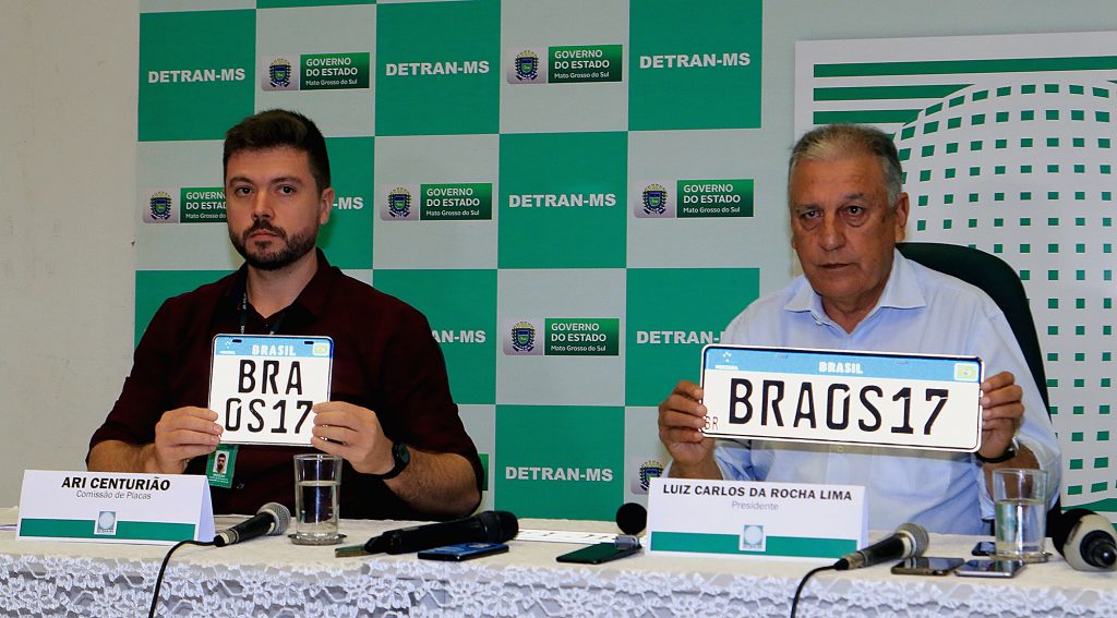 Luiz Rocha (direita) e Arioldo Centurião (esquerda) deram detalhes sobre o novo modelo de emplacamento de veículos - Foto: Edemir Rodrigues