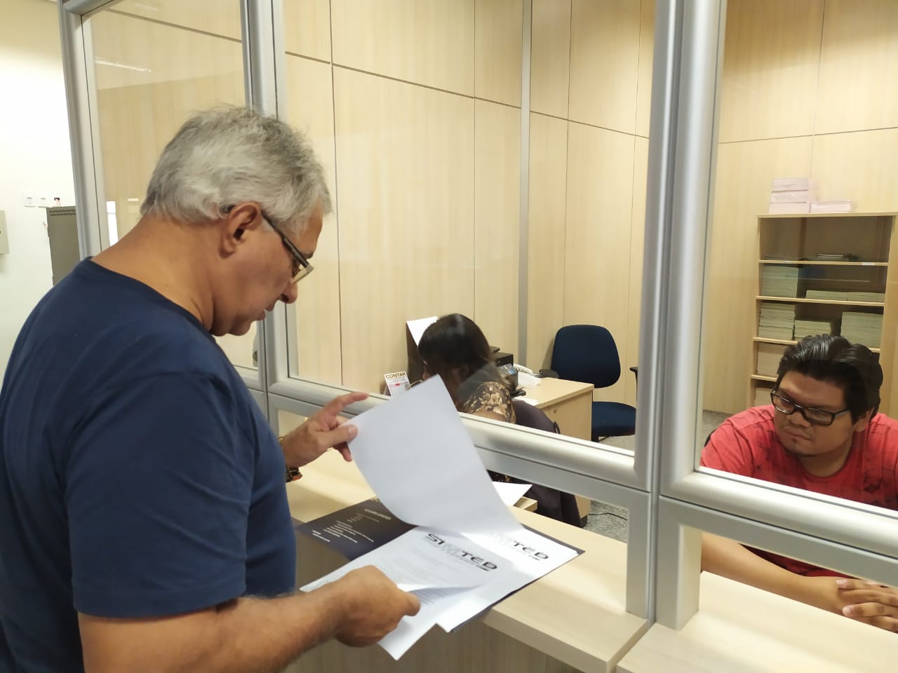 Granato realizando o protocolo das reivindica&ccedil;&otilde;es - Foto: Divulga&ccedil;&atilde;o