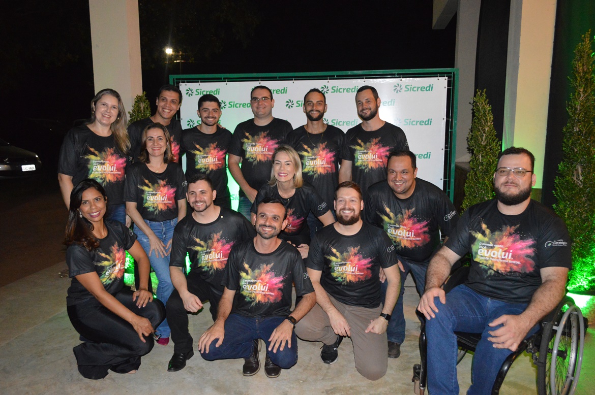 Parte dos colaboradores da Ag&ecirc;ncia Sicredi Nova Andradina - Foto: Jos&eacute; Ant&ocirc;nio de Andrade/Jornal da Nova