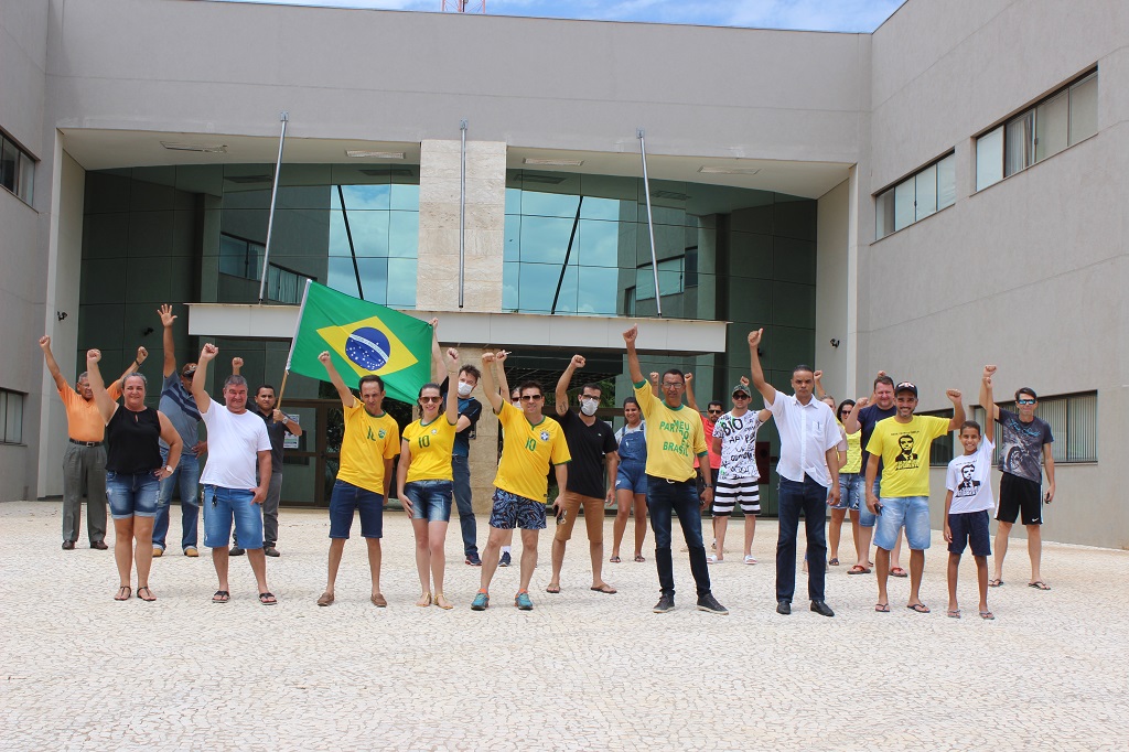 Comerciantes e simpatizantes do PSL que participaram da carreata - Foto: Luis Gustavo/Jornal da Nova