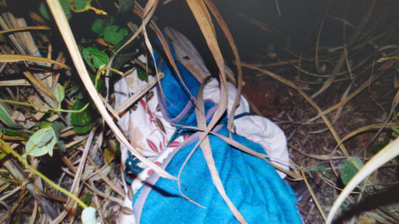 Corpo foi encontrado totalmente amarrado com coberta e len&ccedil;&oacute;is - Foto: Jornal da Nova 