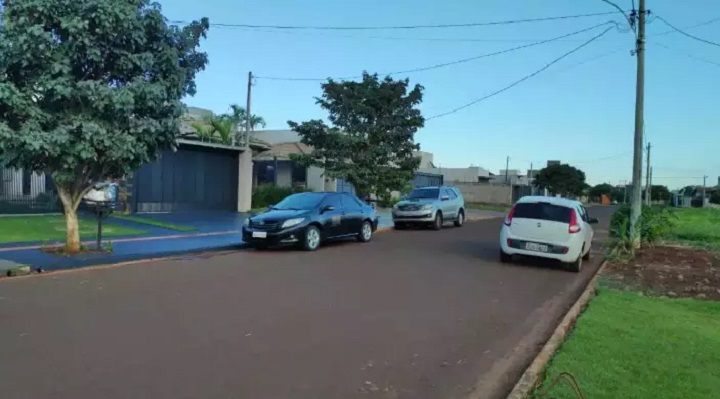 Corolla do Gaeco em frente &agrave; resid&ecirc;ncia do ent&atilde;o comandante da PM em Dourados - Foto: Direto das Ruas