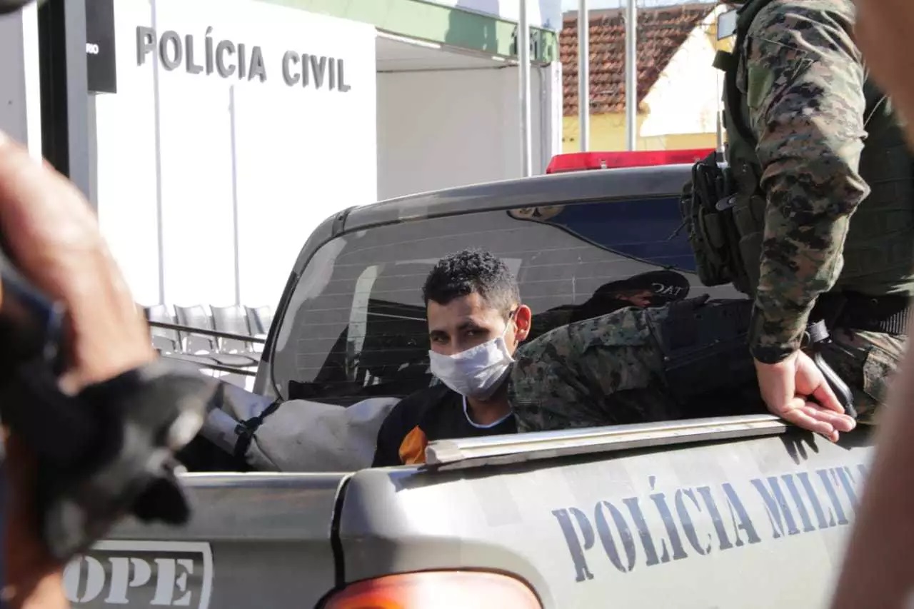 Homem preso pelo Bope durante opera&ccedil;&atilde;o na manh&atilde; desta ter&ccedil;a-feira - Foto: Kisie Aino&atilde;