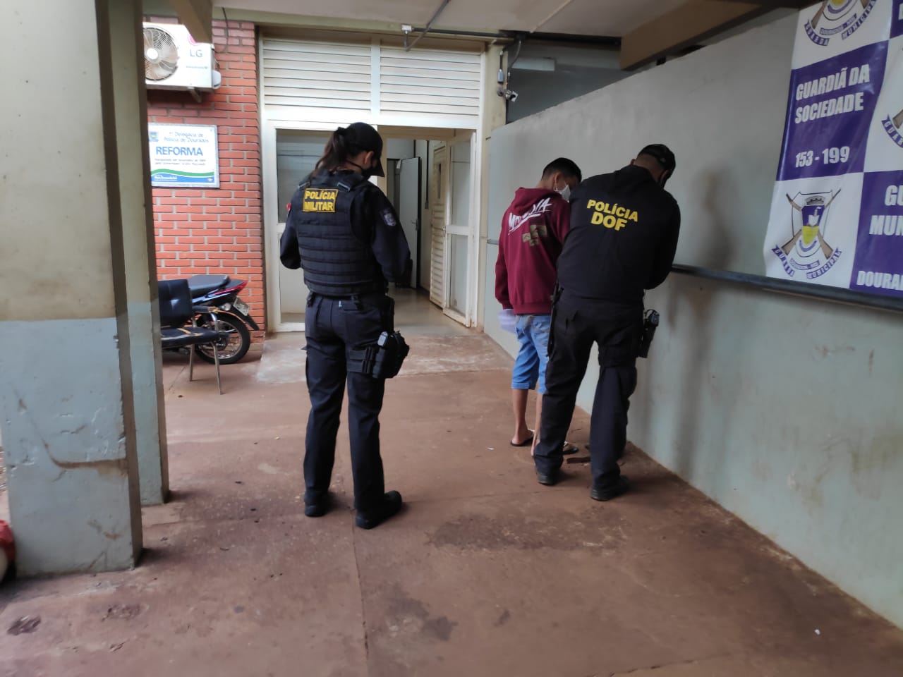 Em Dourados, policiais do DOF encaminhado suspeito para a Delegacia de Pol&iacute;cia - Foto: Adilson Domingos (Lente Nervosa)