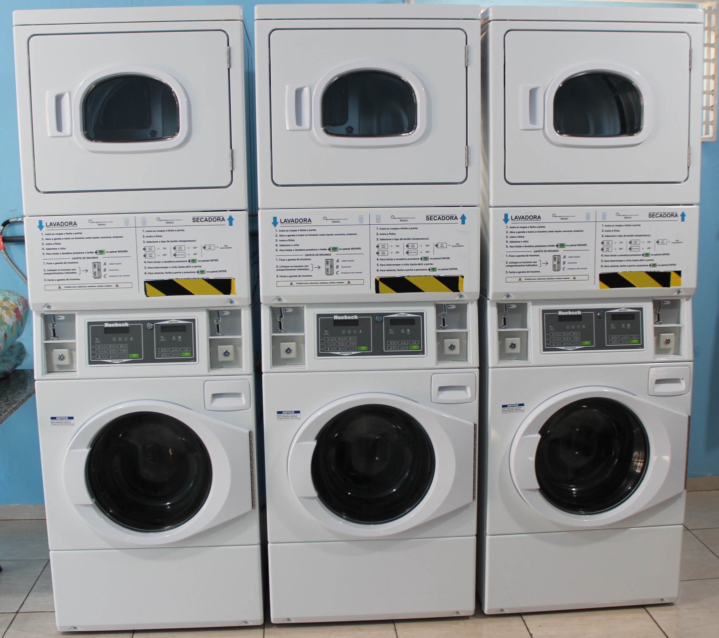 Com moeda de R$ 40 voc&ecirc; lava e seca 25 pe&ccedil;as de roupas em apenas uma hora - Foto: Jornal da Nova
