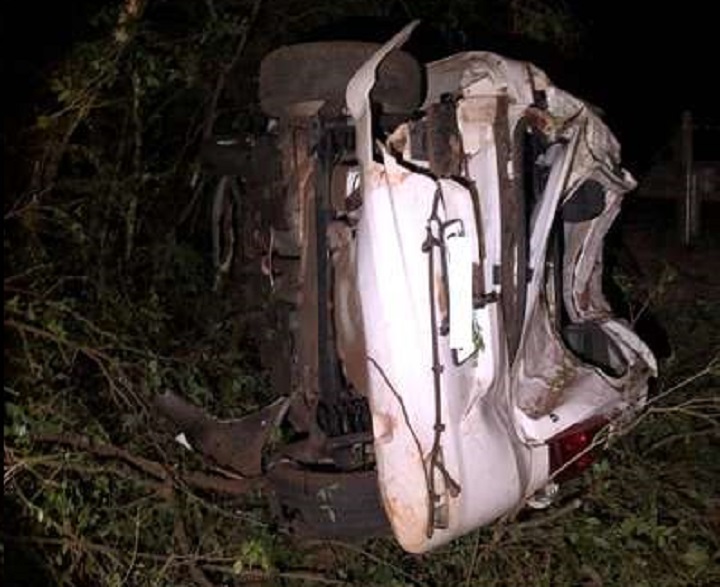 Veículo ficou destruído com o impacto - Foto: Dourados News