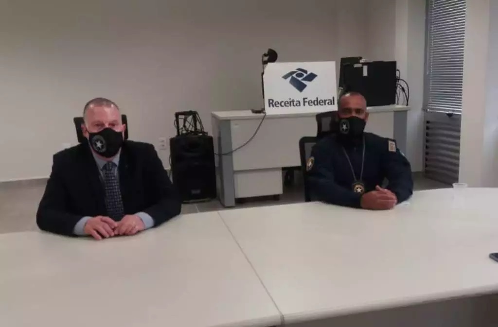 O chefe da Receita Federal em Ponta Por&atilde; Marcelo de Brito (&agrave; esquerda) e o auditor fiscal Greison Souza - Foto: Ponta Por&atilde; News