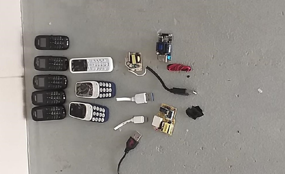 Foi identificado comportamento suspeito em um dos homens recém-chegados e, após revista pessoal, ao passar pelo scanner foram identificados objetos no interior do corpo - Foto: Sistema Penitenciário