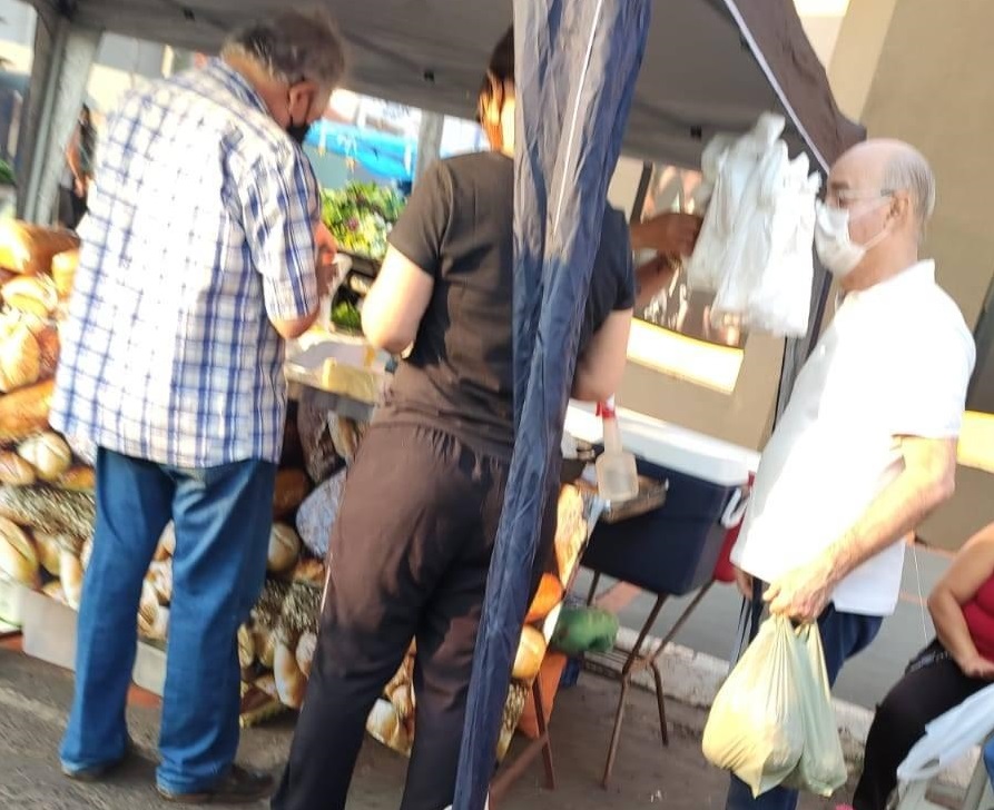 Sem agenda, Gilberto Garcia foi flagrado fazendo compras na feira livre - Foto: Redes sociais