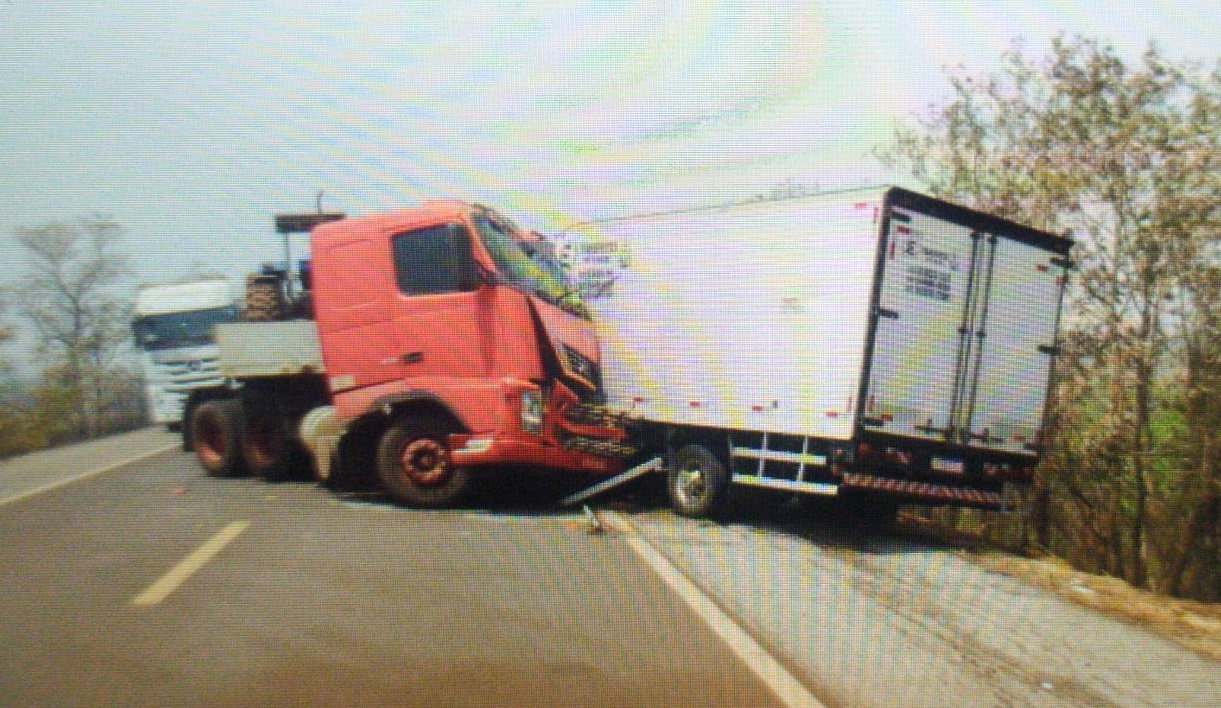 Motorista do caminh&atilde;o morreu na hora - Foto: Jornal da Nova
