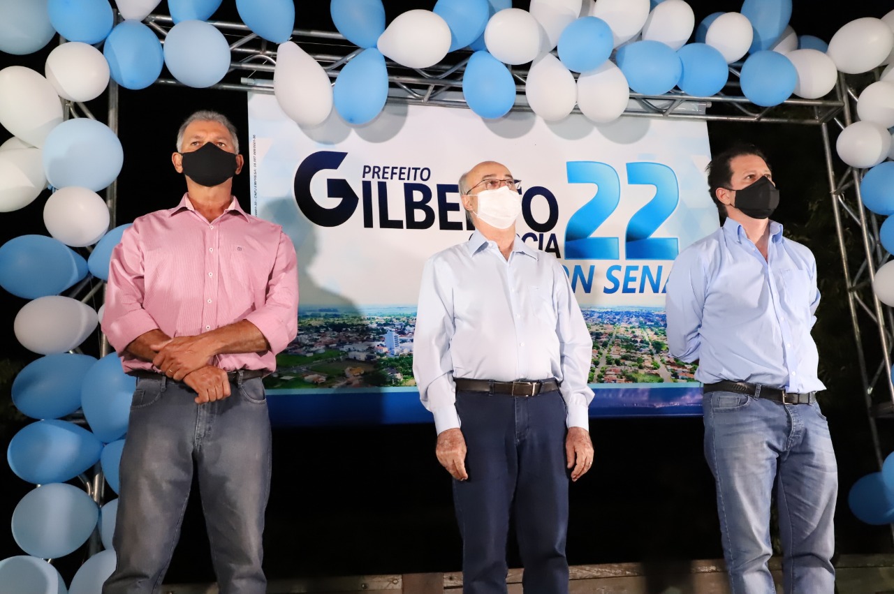 No palanque estava Milton Sena (PDT), Gilberto Garcia (PL) e o deputado estadual Renato C&acirc;mara (MDB) - Foto: Divulga&ccedil;&atilde;o