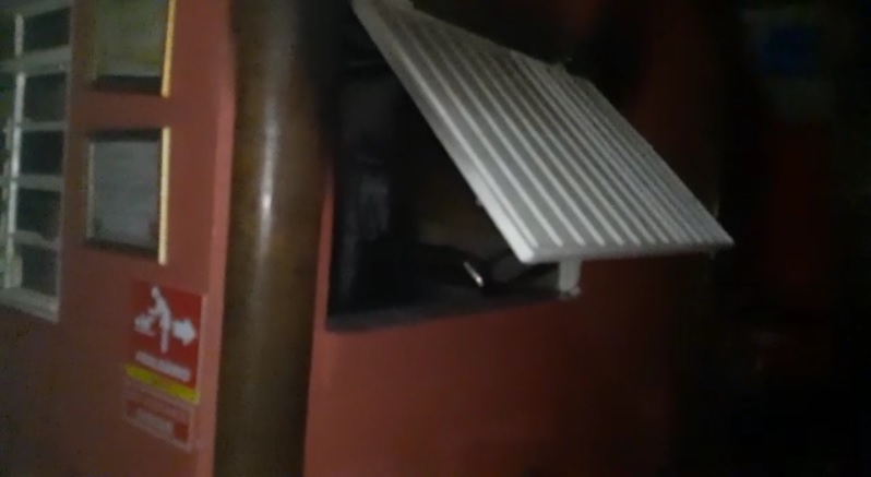 Janela da lanchonete foi encontrada arrombada - Foto: Reprodu&ccedil;&atilde;o