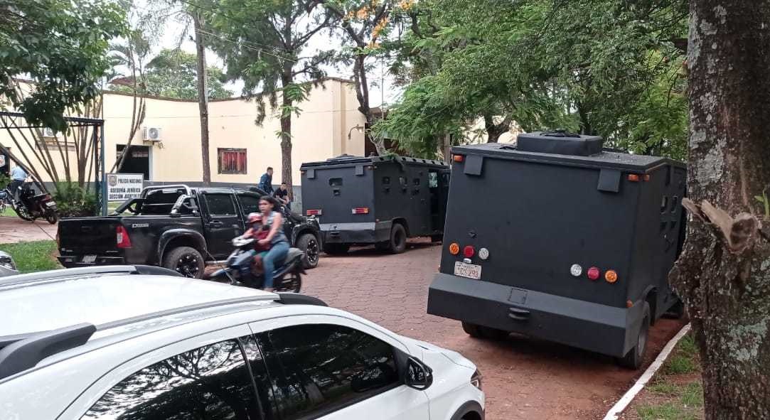 Carros da pol&iacute;cia paraguaia durante buscas em Pedro Juan - Foto: Capit&aacute;n Bado.com