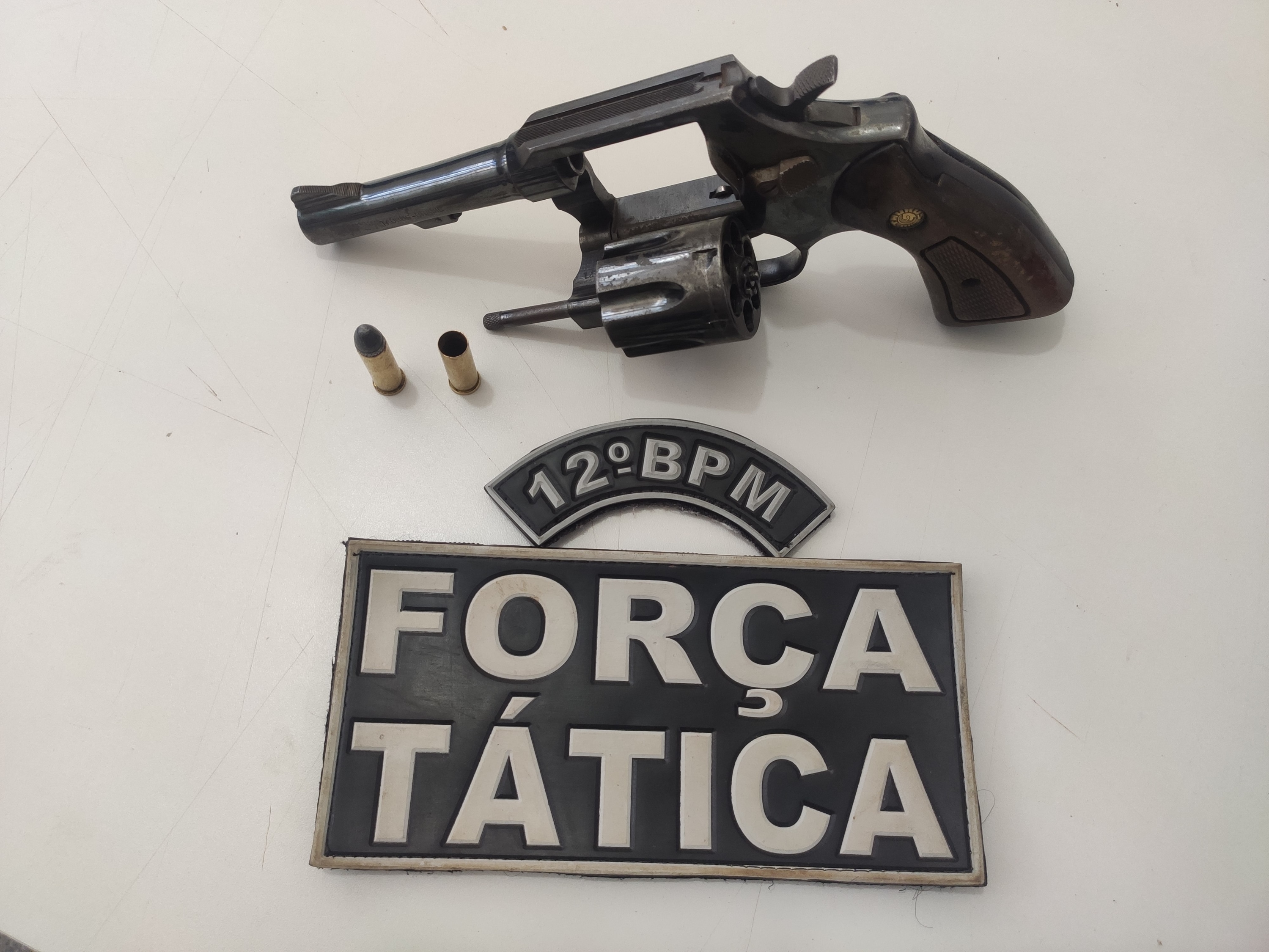 Revólver utilizado no crime também foi apreendido - Foto: Polícia Militar/Divulgação