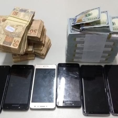 Smartphones e dinheiro vivo foram apreendidos pela Pol&iacute;cia Federal &ndash; Foto: PF/Divulga&ccedil;&atilde;o 