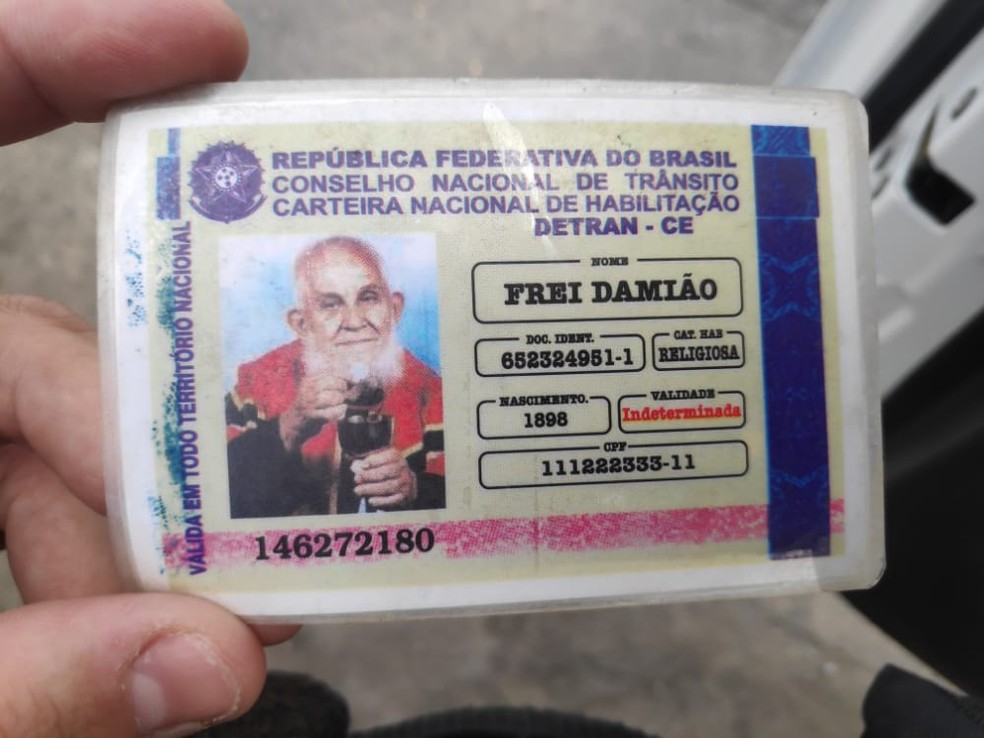 Carteira de habilita&ccedil;&atilde;o falsa traz nome, foto e ano de nascimento de Frei Dami&atilde;o, al&eacute;m de n&uacute;meros fict&iacute;cios de RG e CPF - Foto: PMR-AL/Divulga&ccedil;&atilde;o