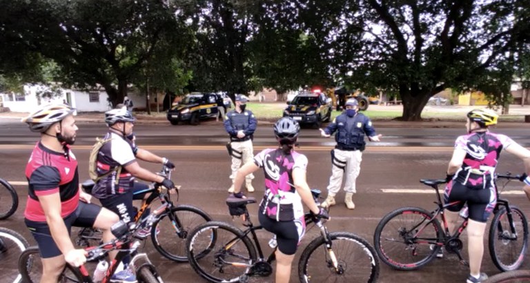 PRF fez opera&ccedil;&atilde;o de conscientiza&ccedil;&atilde;o de ciclistas neste domingo em MS - Foto: PRF/Divulga&ccedil;&atilde;o