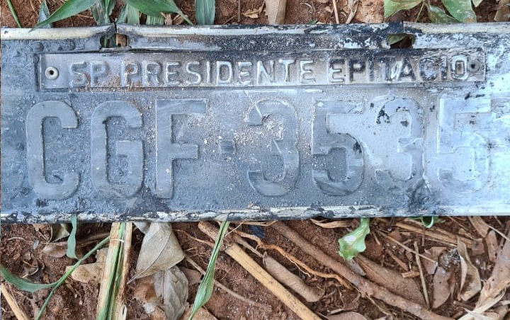 Placa do ve&iacute;culo encontrado em chamas na fronteira - Foto: Divulga&ccedil;&atilde;o 