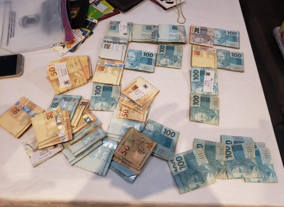 Parte do dinheiro apreendido pela PF durante as investigações contra a quadrilha desarticulada nesta segunda-feira (17) em MS - Foto: PF/Divulgação