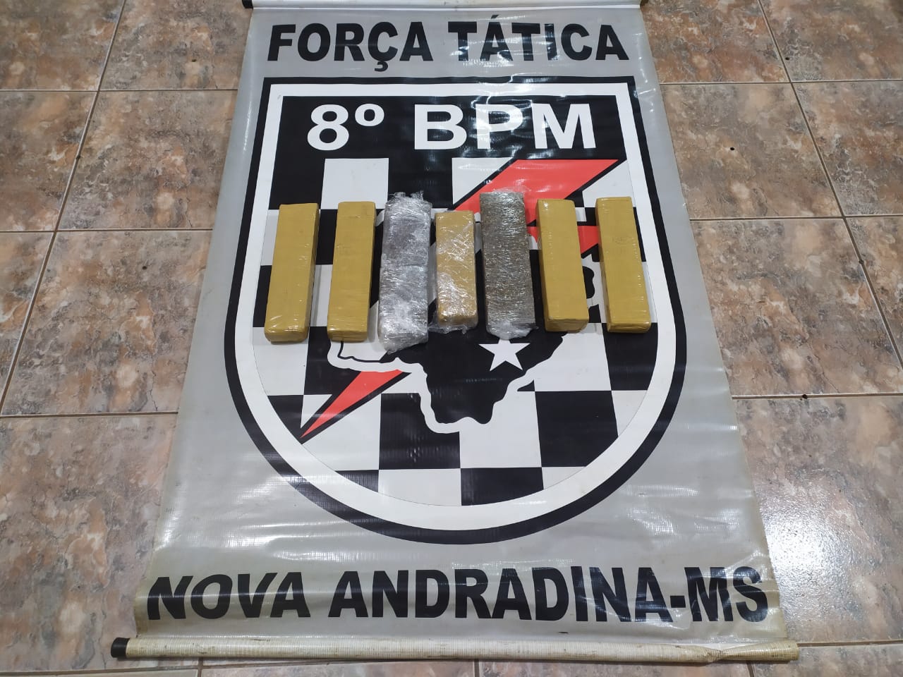 Sete tabletes de maconha pesaram 5,330 quilos - Foto: Pol&iacute;cia Militar/Divulga&ccedil;&atilde;o