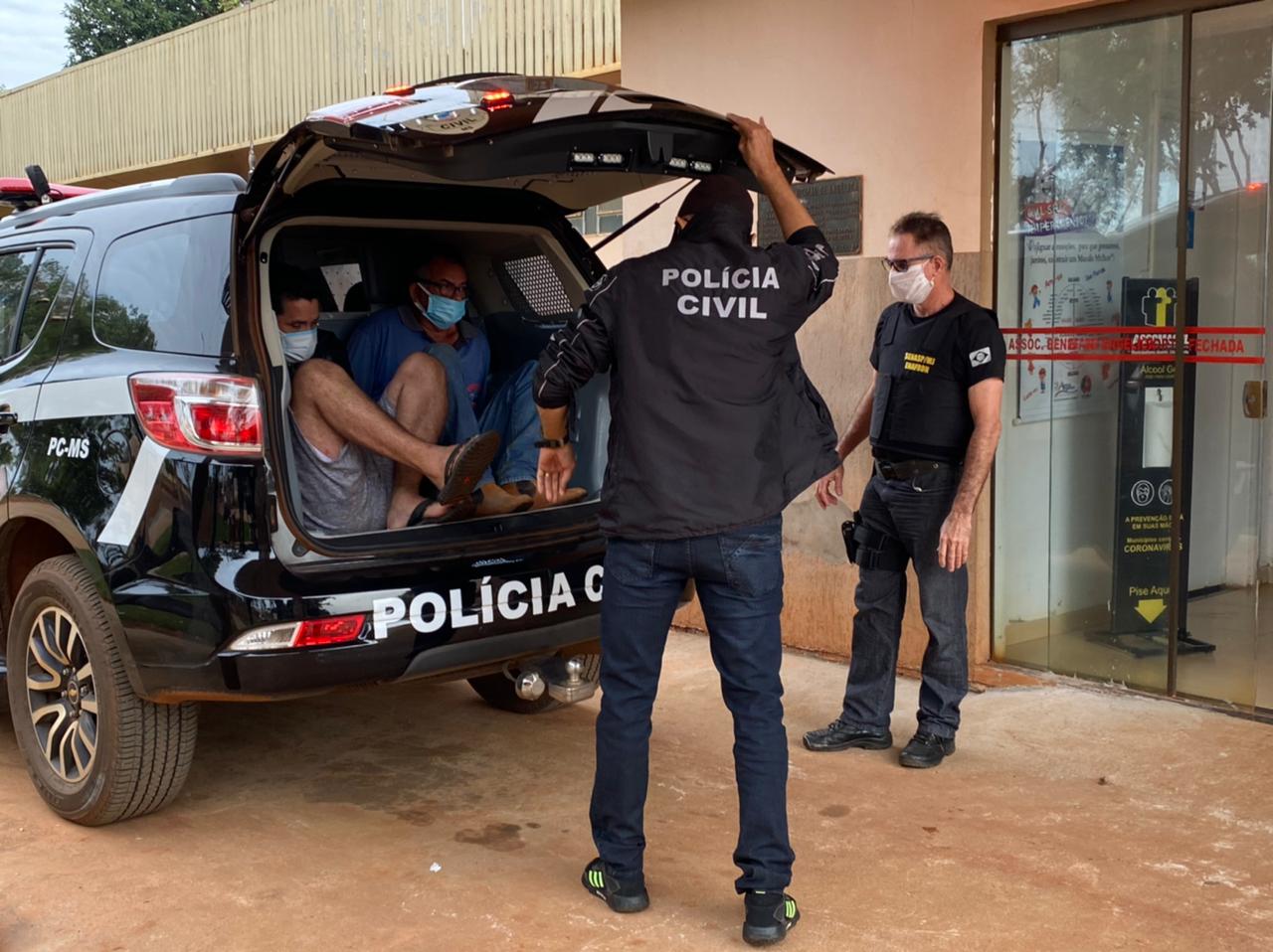 Pastor e construtor descendo no hospital para exames de corpo de delito - Foto: Ivinoticias