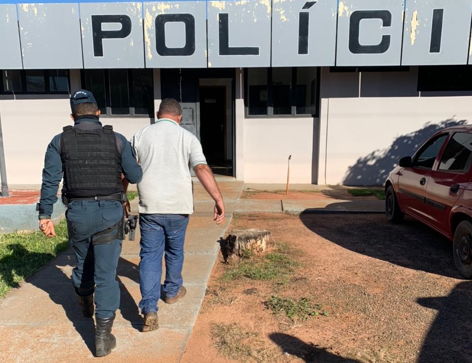 Suspeito chegando na Delegacia de Pol&iacute;cia - Foto: WhatsApp/Jornal da Nova