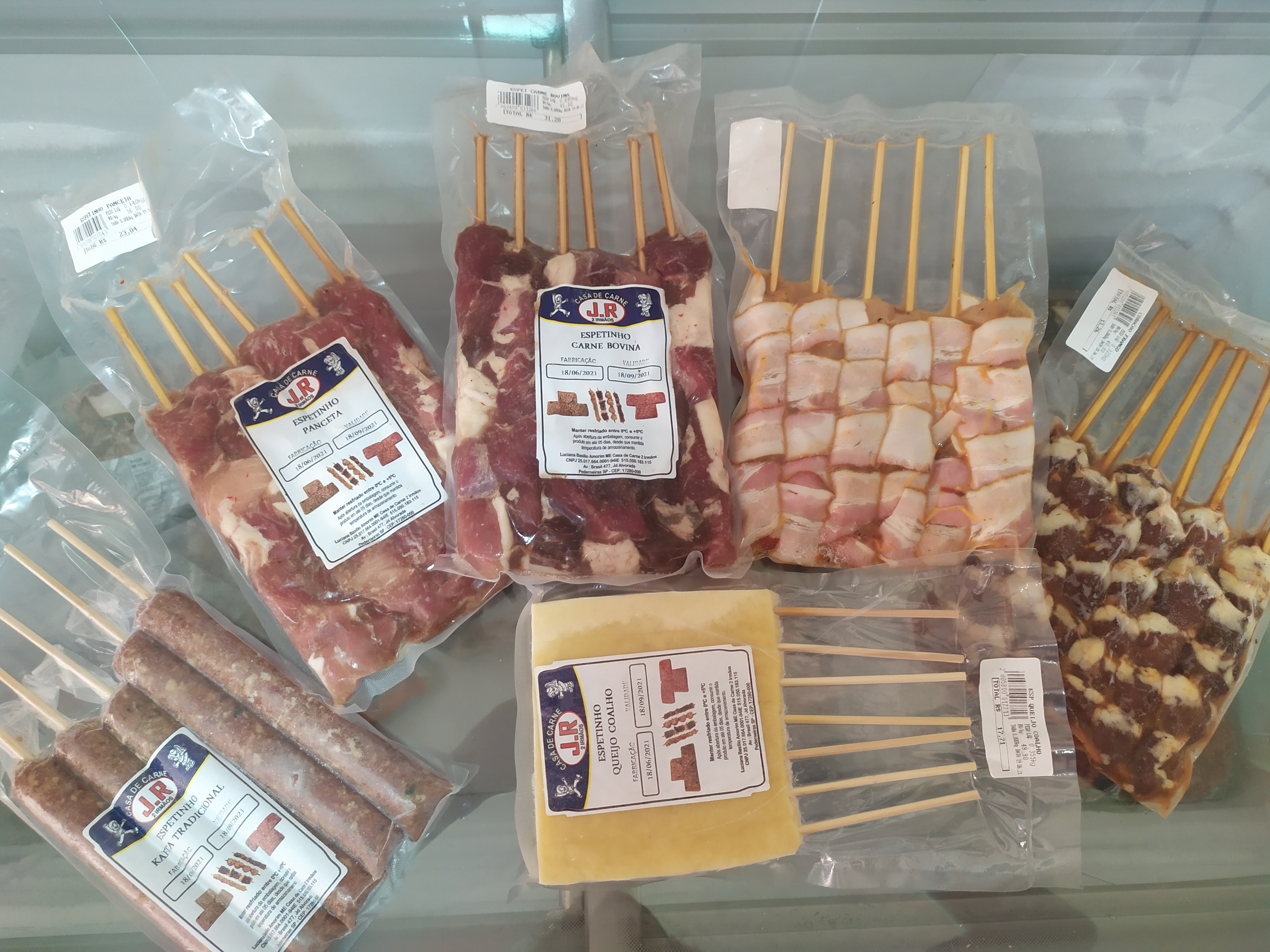 Espetinhos de carne bovina, medalh&atilde;o de frango, kafta tradicional, kafta com queijo, cora&ccedil;&atilde;o, carneiro, queijo coalho, pernil e panceta - Foto: Divulga&ccedil;&atilde;o 