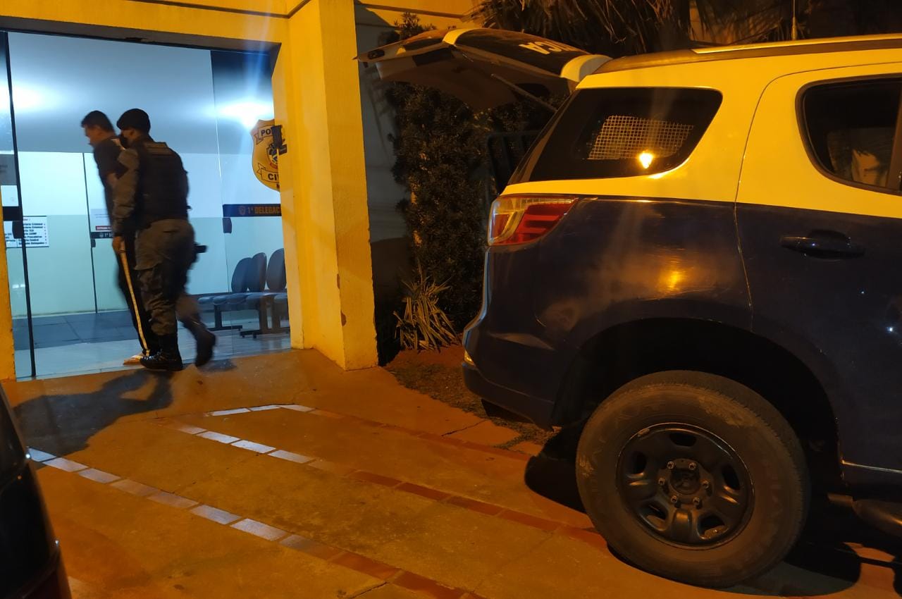 Marcinho chegando na Delegacia de Polícia Civil - Foto: Jornal da Nova