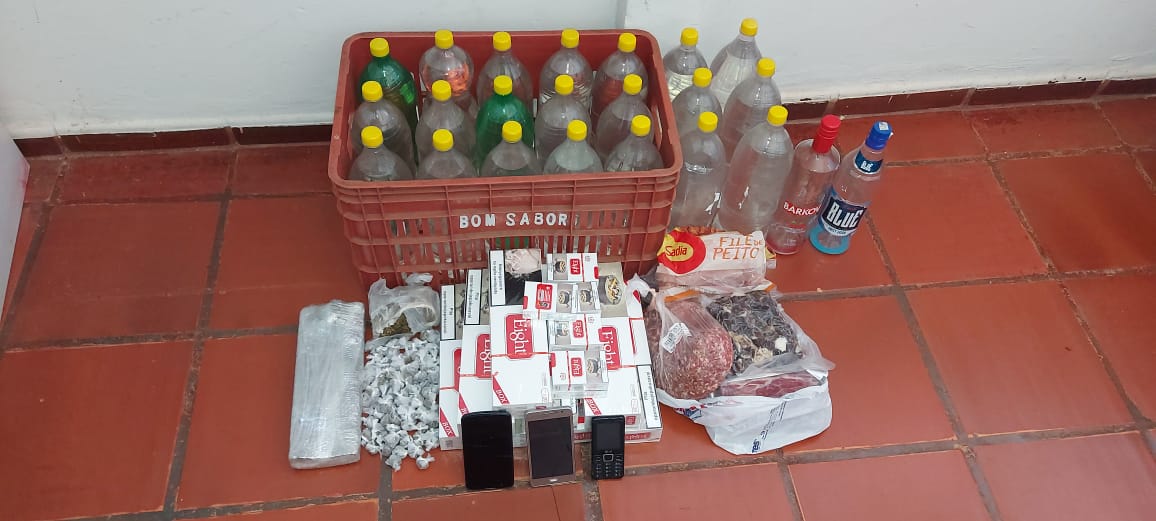 Bebidas alcoólicas, cigarros e carnes apreendidas dentro do Estabelecimento Penal - Foto: WhatsApp/Jornal da Nova