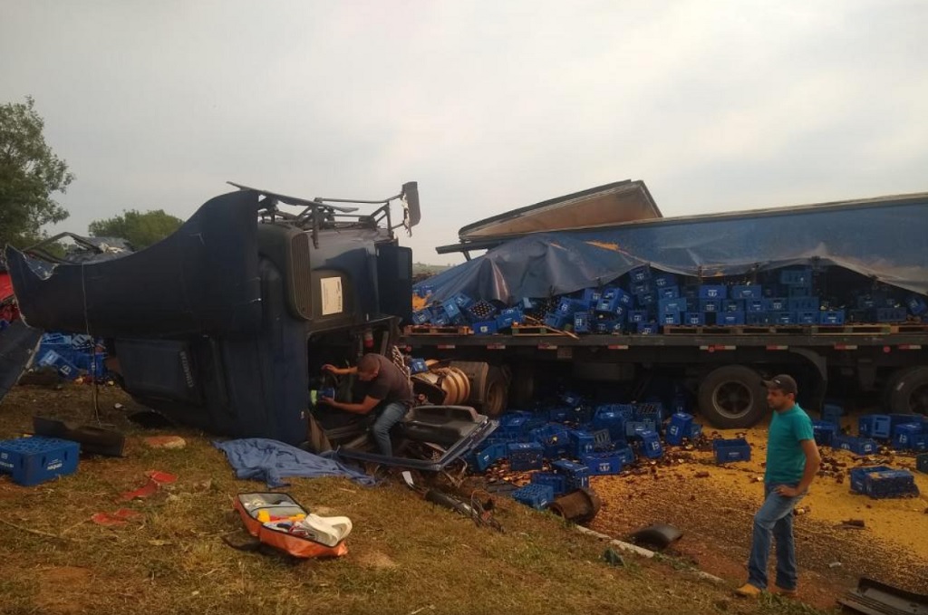 Motorista da carreta azul ficou com ferimentos graves - Foto: WhatsApp/Jornal da Nova