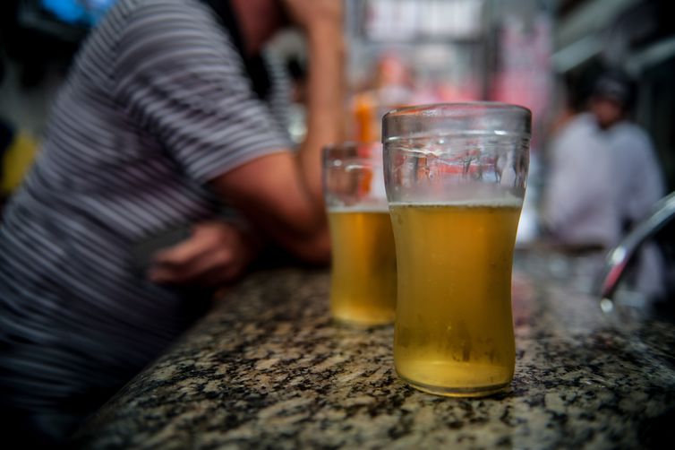 Imposto Seletivo, que incidiria sobre bebidas alc&oacute;olicas, cigarros e alimentos como o a&ccedil;&uacute;car, pretende desestimular consumo destes produtos &ndash; Foto: Arquivo/Marcelo Camargo/Ag&ecirc;ncia Brasil