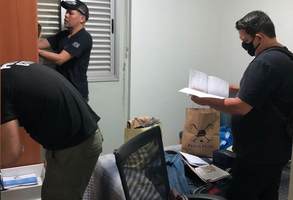 Policiais civis durante busca e apreensão - Foto: Polícia Civil/Divulgação